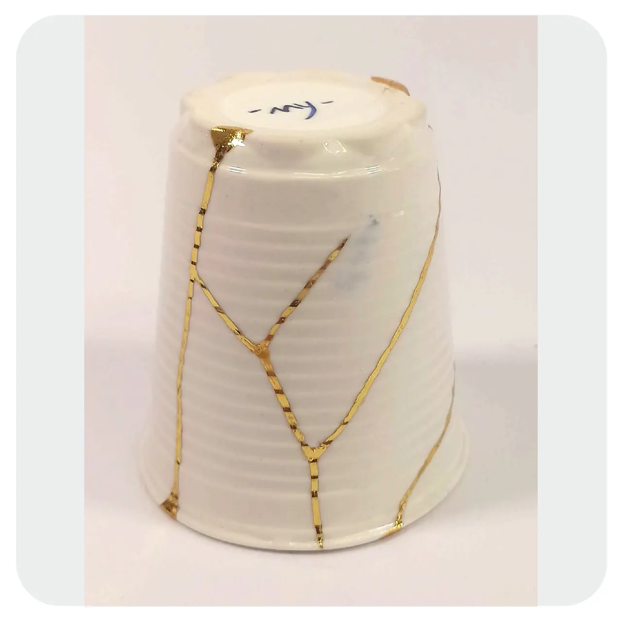 Šálek po kintsugi opravě
