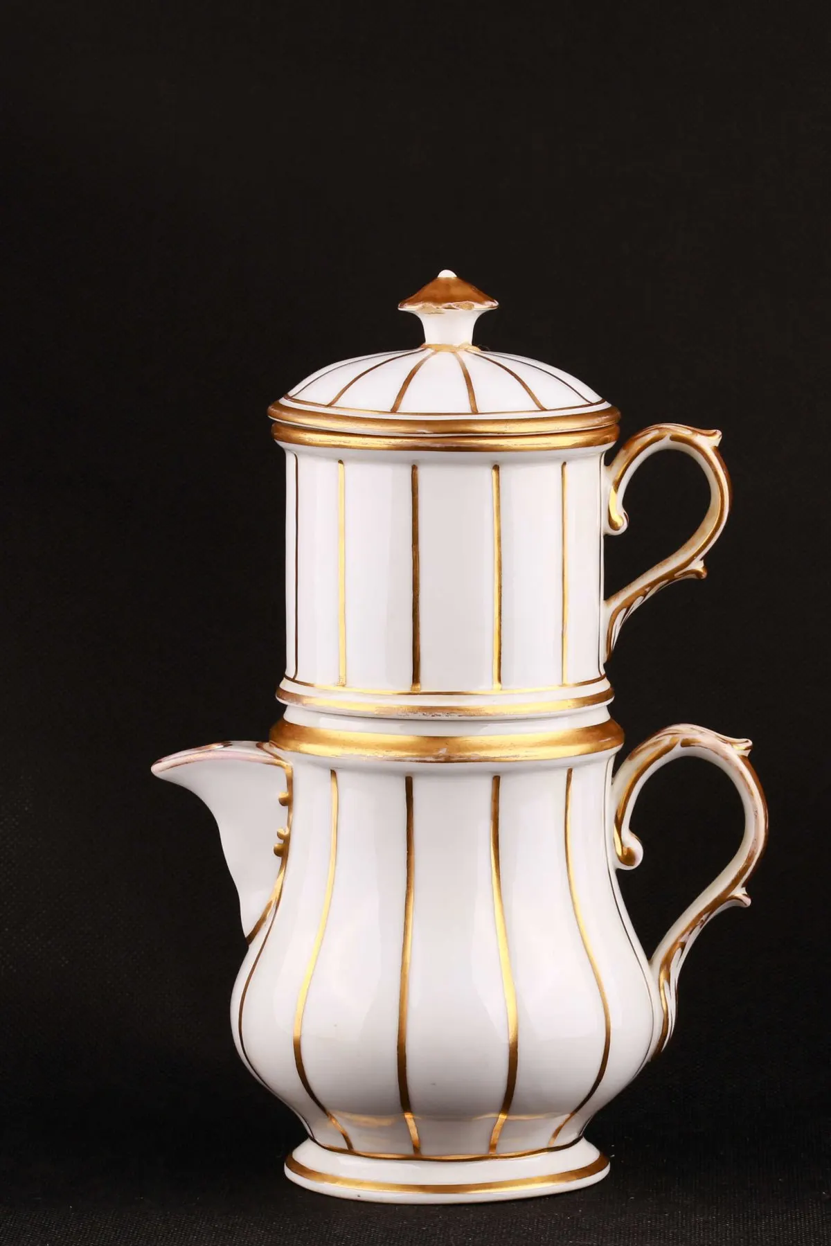 Zur vergessenen Tradition des böhmischen Porzellans gehört auch die sog. „Karlsbader Kanne“ für die Zubereitung gefilterten Kaffees, welche der Vorläufer der heute bekannten Kaffeemaschinen ist.