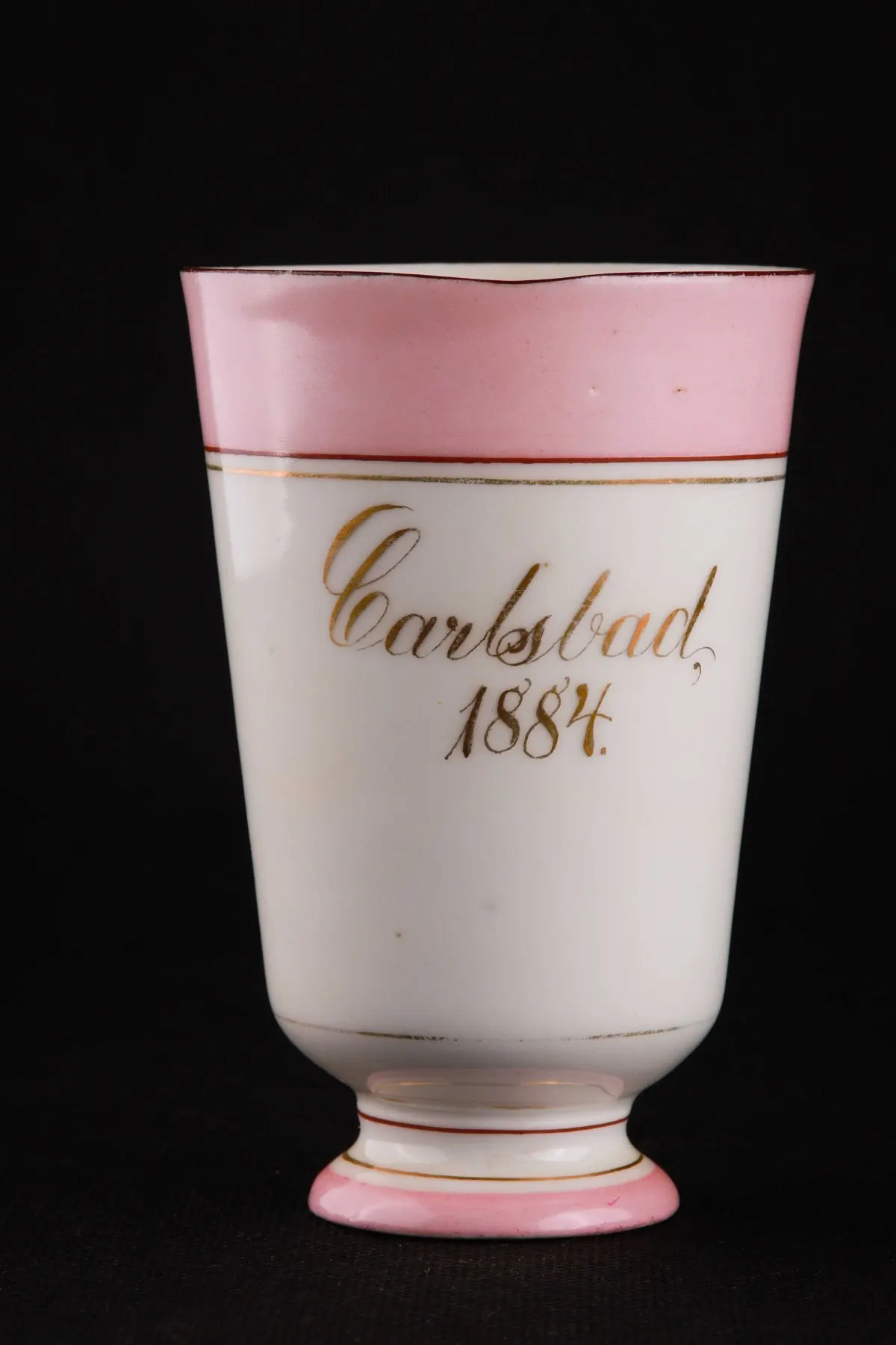 Eleganter Kurbecher mit transparenter und rosa Glasur aus dem Jahr 1884.