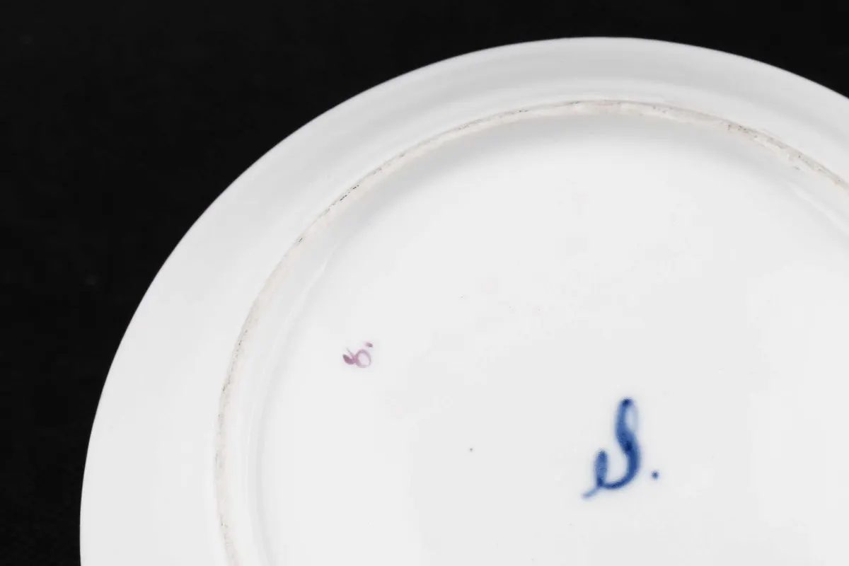 Auch die Kaiserliche Porzellanmanufaktur Wien benutzte ein handgemaltes kobaltblaues Markenzeichen – der typische zweimal geteilte Bindenschild, ebenso bekannt ist das doppelte „L“ der Manufaktur in Sèvres bzw. das gemalte „S“ der Porzellanfabrik in Schlaggenwald.