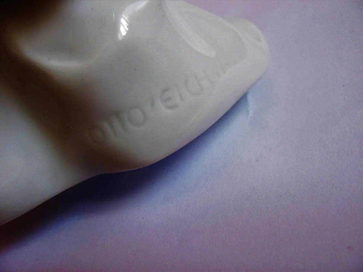 Für die Produkte der Rosenthal-Manufaktur in Selb war es charakteristisch, dass die Modelleure ihre Werke mit einer Pressmarke mit ihrem eigenen Namen kennzeichneten.