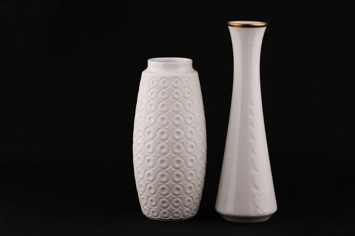Porcelán může být glazovaný nebo tzv. biskvitový, což je porcelán vypálený ostrým výpalem bez glazury.