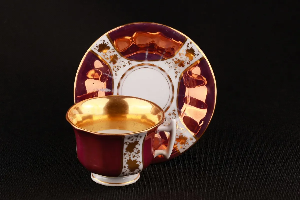 Tasse verziert mit Rubinlüster in Kombination mit Goldstempel (Elbogen, um 1850)