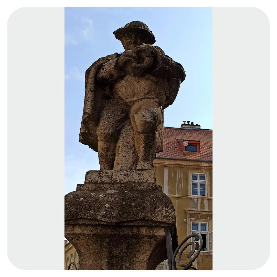 Kašna v Chebu z roku 1923, socha dudáka od Johanna Adolfa Mayerla